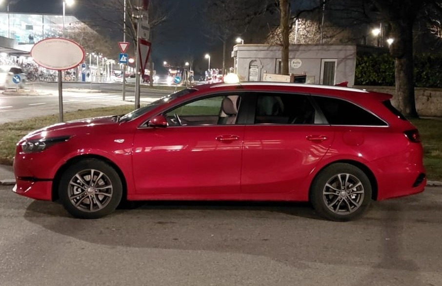 Rotes Taxi von Taxi Renate in Baden